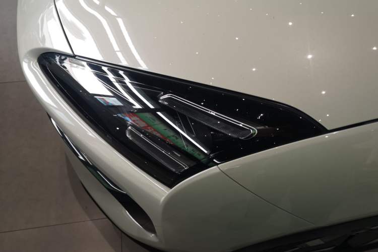 Used Baojun Yunhai 2024 140km Plug-in Hybrid Version Left Front Headlight
