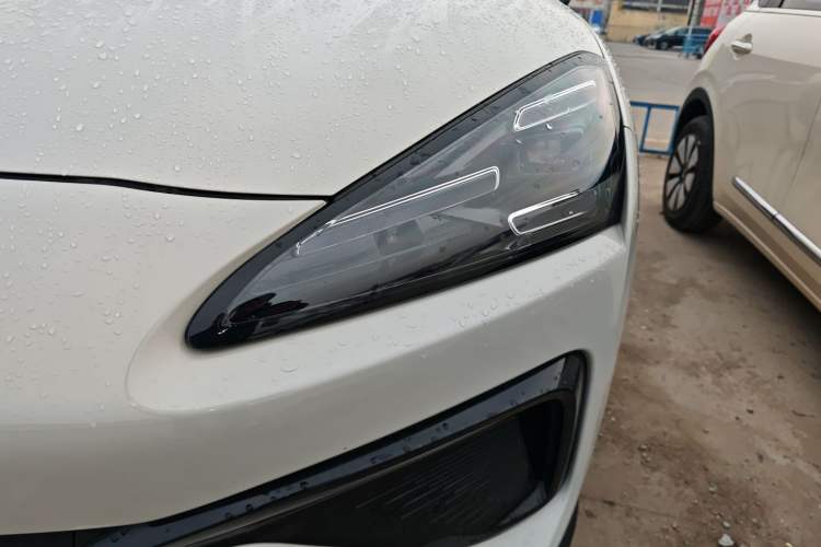 Used Baojun Yunhai 2024 140km Plug-in Hybrid Version Left Front Headlight