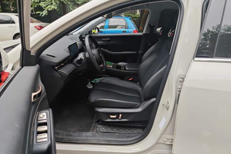 Used Baojun Yunhai 2024 140km Plug-in Hybrid Version Left Front Seat