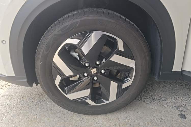 Used Baojun Yunhai 2024 500km Pure Electric Version Left Front Wheel Hub