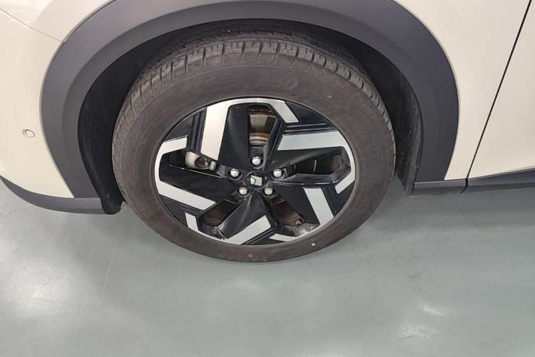 Used Baojun Yunhai 2024 140km Plug-in Hybrid Version Left Front Wheel Hub