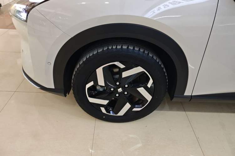 Used Baojun Yunhai 2024 500km Pure Electric Version Left Front Wheel Hub