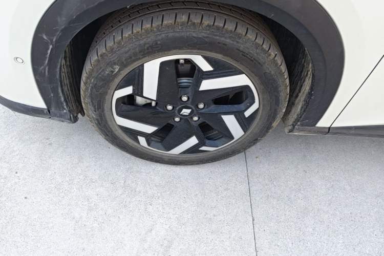 Used Baojun Yunhai 2024 140km Plug-in Hybrid Version Left Front Wheel Hub