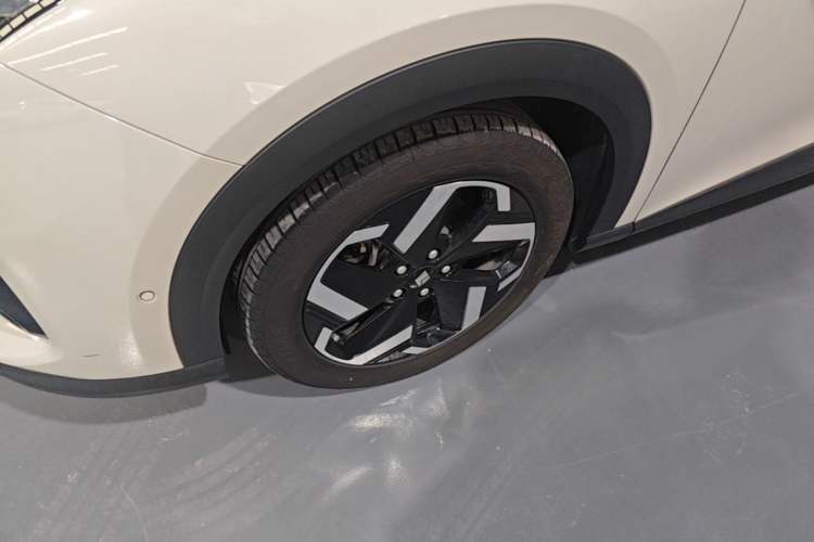 Used Baojun Yunhai 2024 140km Plug-in Hybrid Version Left Front Wheel Hub