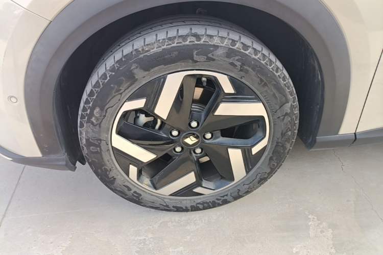Used Baojun Yunhai 2024 600km Pure Electric Version Left Front Wheel Hub