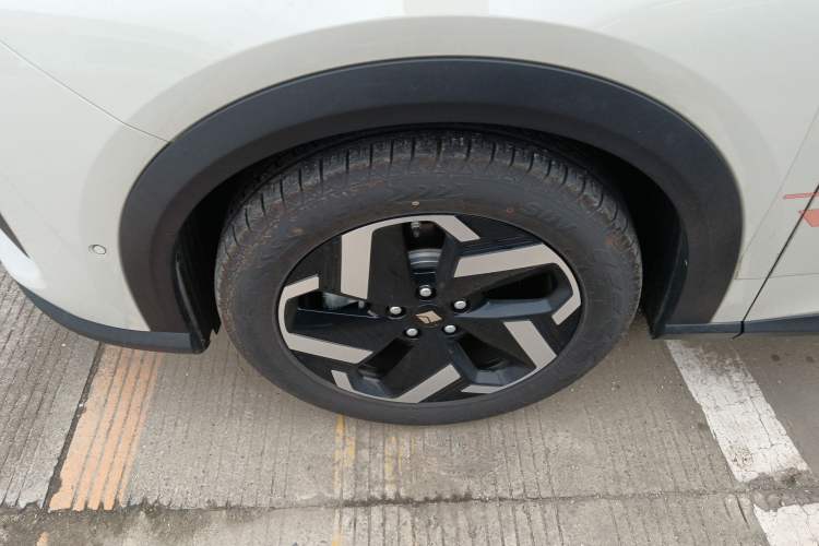 Used Baojun Yunhai 2024 140km Plug-in Hybrid Version Left Front Wheel Hub