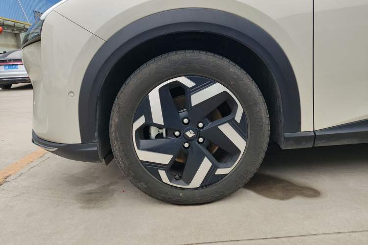 Used Baojun Yunhai 2024 600km Pure Electric Version Left Front Wheel Hub