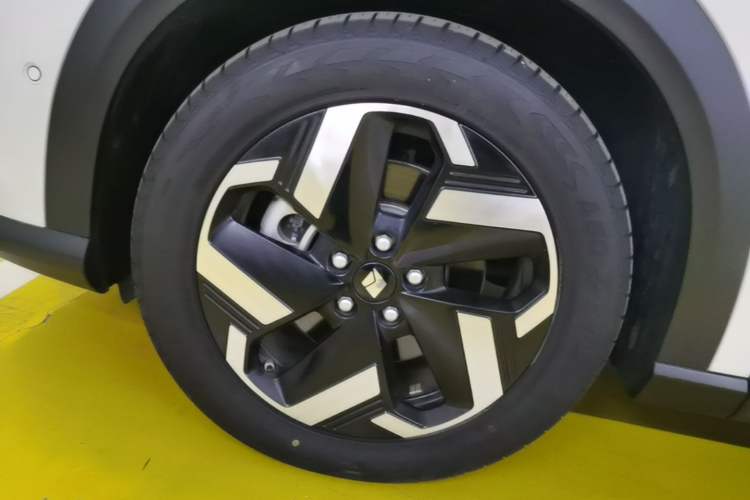 Used Baojun Yunhai 2024 140km Plug-in Hybrid Version Left Front Wheel Hub