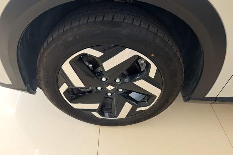 Used Baojun Yunhai 2024 500km Pure Electric Version Left Front Wheel Hub