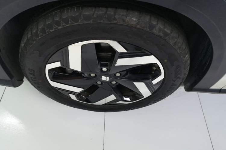 Used Baojun Yunhai 2024 140km Plug-in Hybrid Version Left Front Wheel Hub