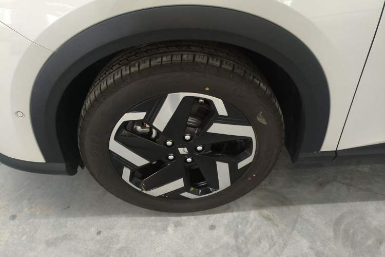 Used Baojun Yunhai 2024 140km Plug-in Hybrid Version Left Front Wheel Hub