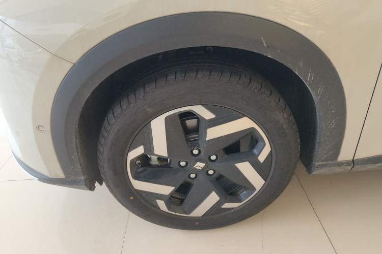 Used Baojun Yunhai 2024 500km Pure Electric Version Left Front Wheel Hub
