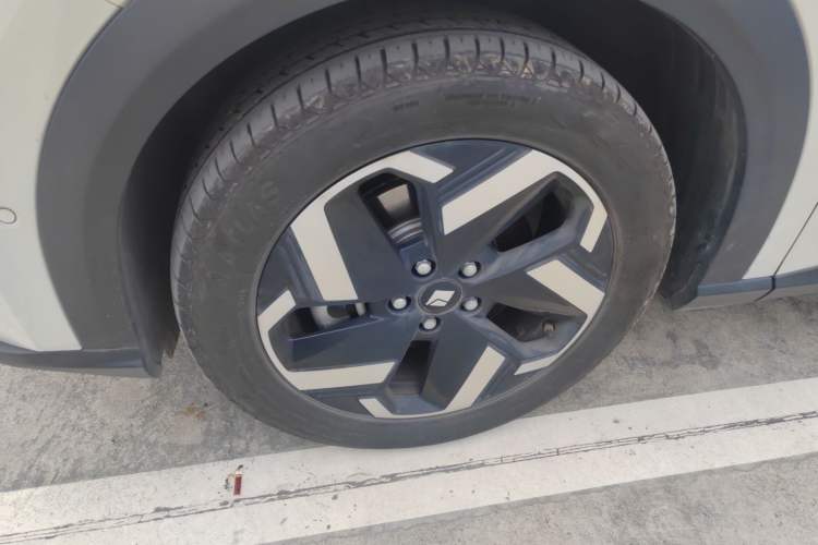 Used Baojun Yunhai 2024 600km Pure Electric Version Left Front Wheel Hub