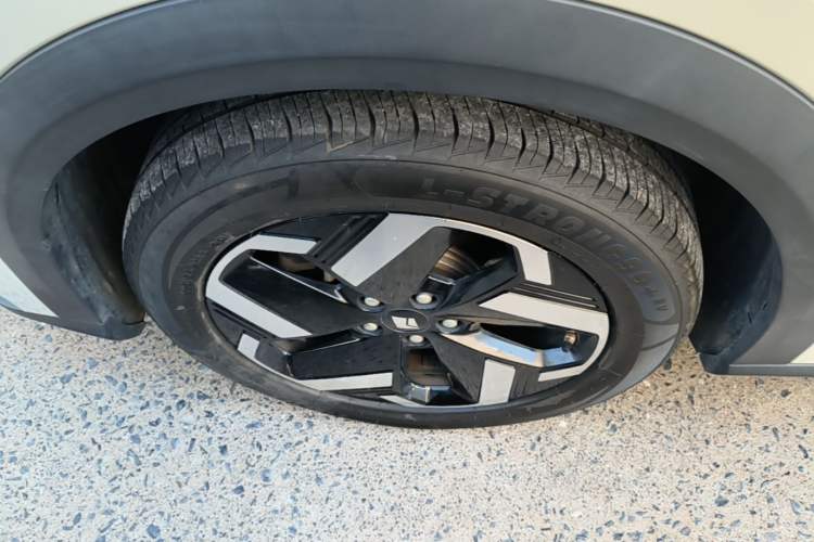 Used Baojun Yunhai 2024 600km Pure Electric Version Left Front Wheel Hub