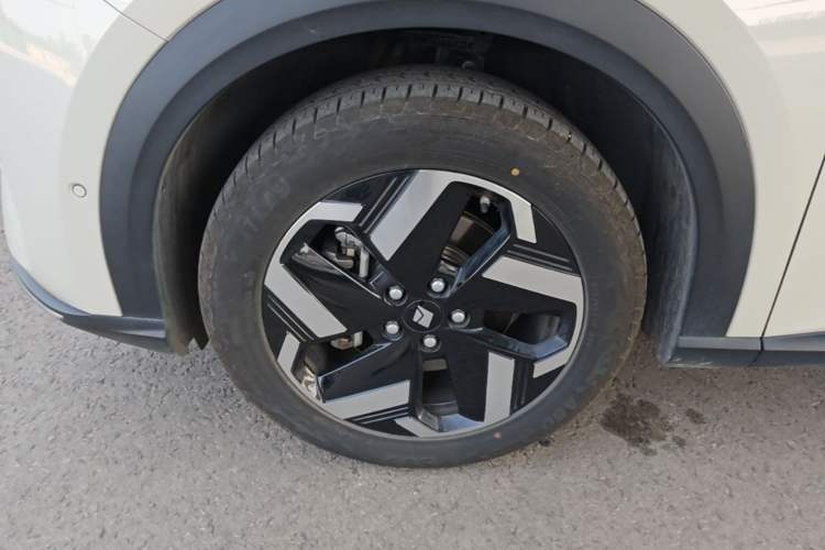 Used Baojun Yunhai 2024 600km Pure Electric Version Left Front Wheel Hub