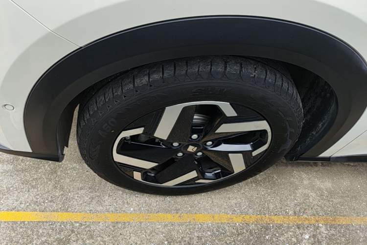 Used Baojun Yunhai 2024 600km Pure Electric Version Left Front Wheel Hub