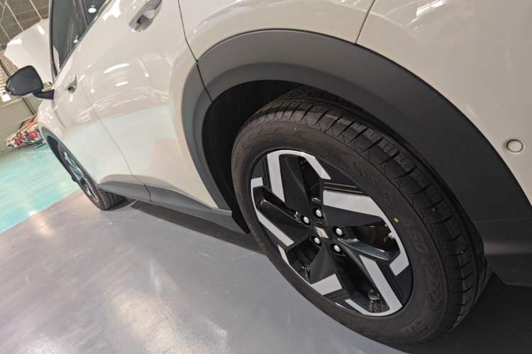Used Baojun Yunhai 2024 140km Plug-in Hybrid Version Left Side Sill