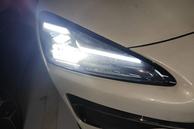 Used Baojun Yunhai 2024 60km Plug-in Hybrid Version Right Front Headlight