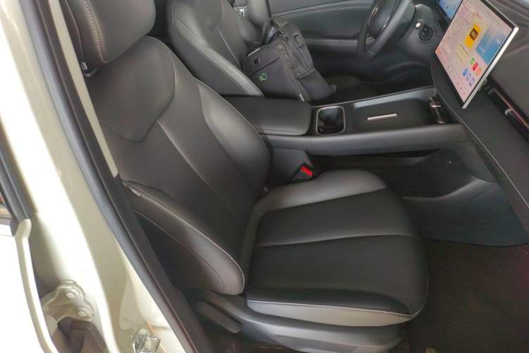 Used Baojun Yunhai 2024 140km Plug-in Hybrid Version Right Front Seat