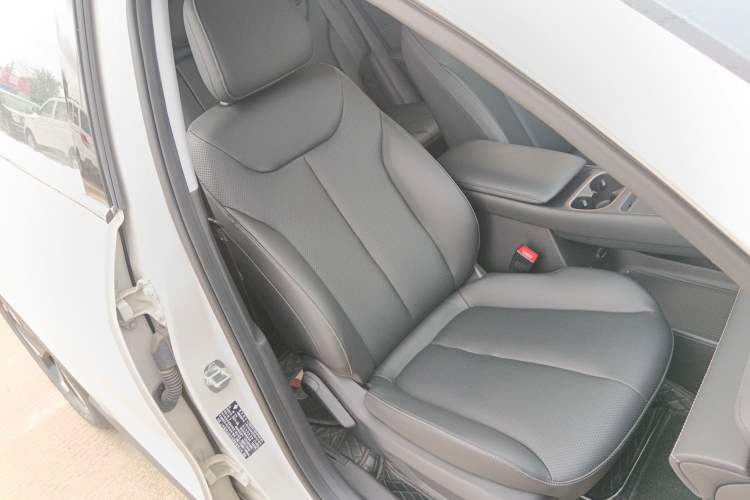 Used Baojun Yunhai 2024 140km Plug-in Hybrid Version Right Front Seat