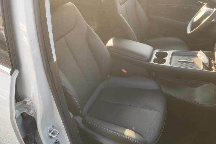 Used Baojun Yunhai 2024 60km Plug-in Hybrid Version Right Front Seat