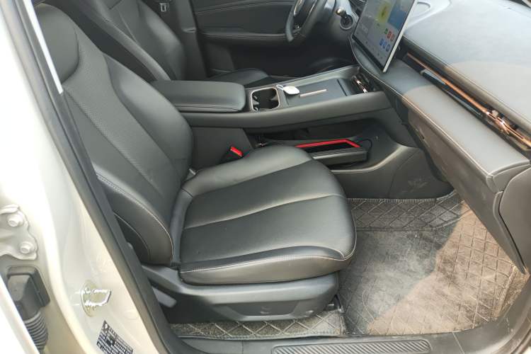 Used Baojun Yunhai 2024 140km Plug-in Hybrid Version Right Front Seat