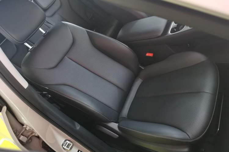 Used Baojun Yunhai 2024 140km Plug-in Hybrid Version Right Front Seat