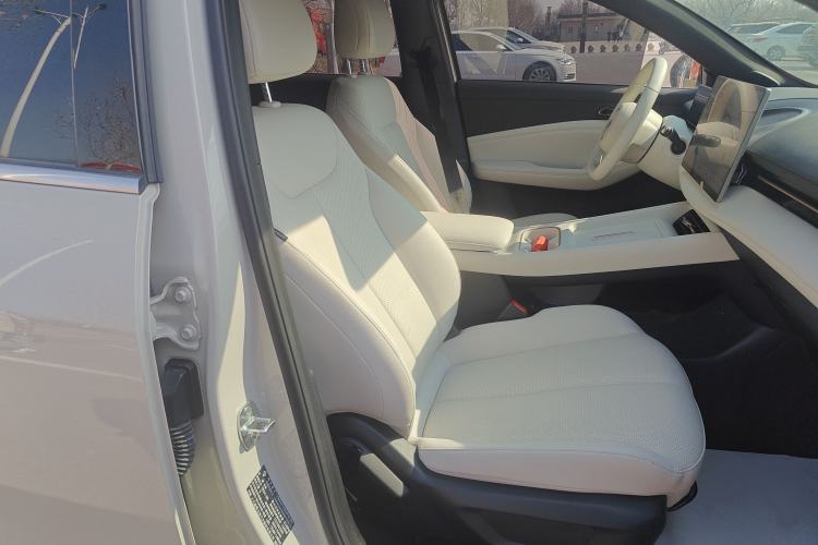 Used Baojun Yunhai 2024 140km Plug-in Hybrid Version Right Front Seat