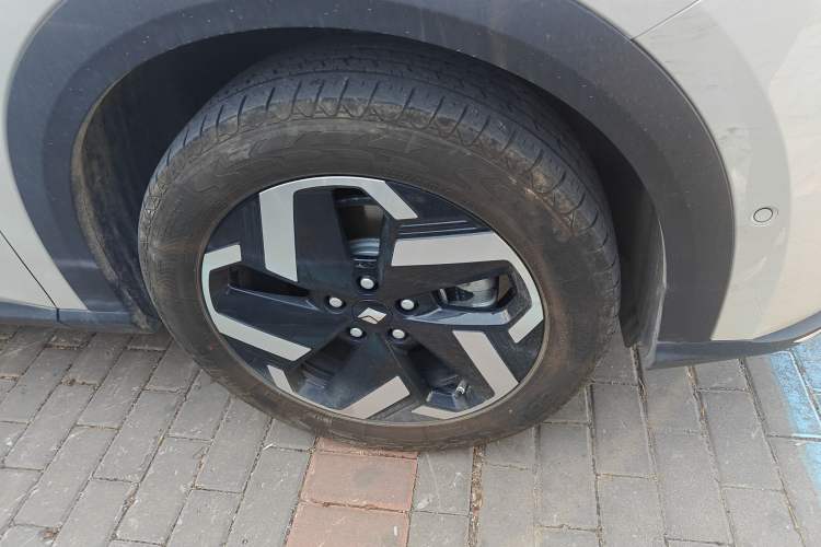 Used Baojun Yunhai 2024 500km Pure Electric Version Right Front Wheel Hub