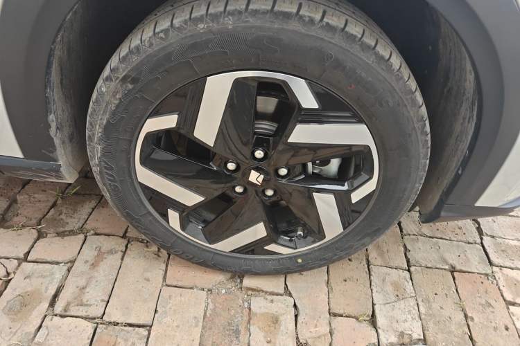 Used Baojun Yunhai 2024 600km Pure Electric Version Right Front Wheel Hub