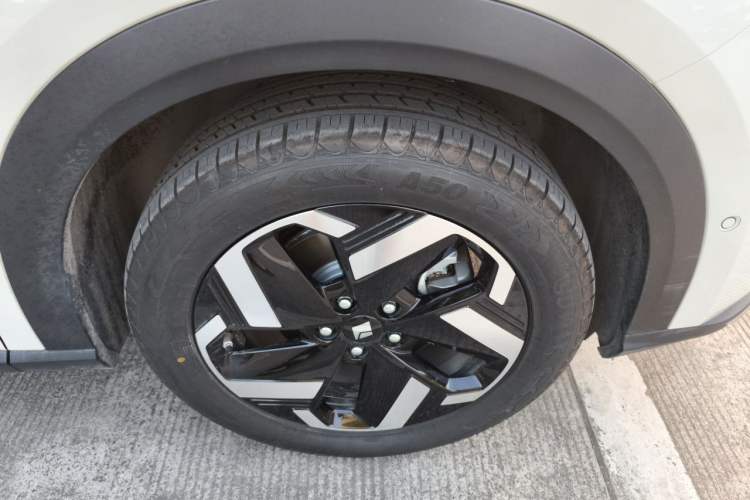 Used Baojun Yunhai 2024 500km Pure Electric Version Right Front Wheel Hub