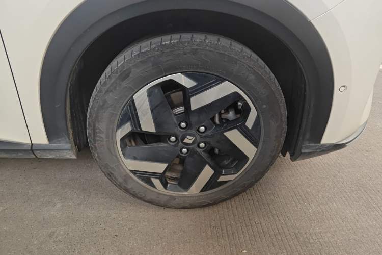 Used Baojun Yunhai 2024 600km Pure Electric Version Right Front Wheel Hub