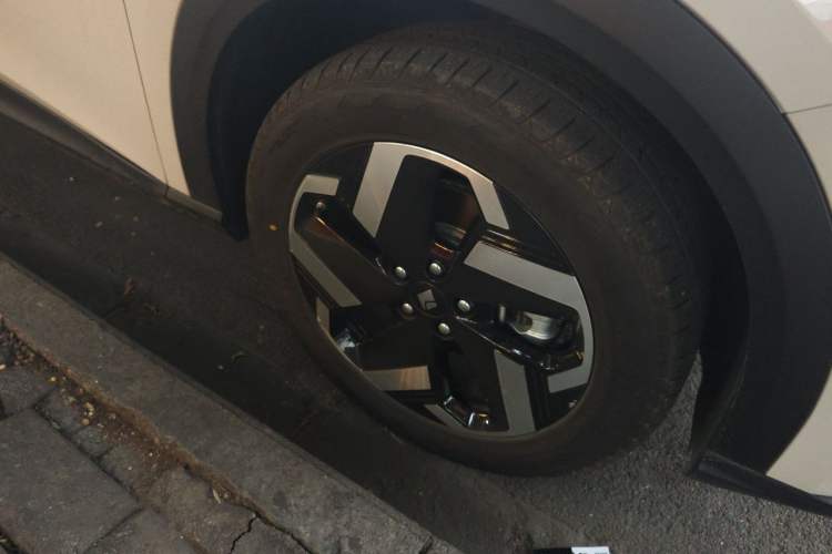 Used Baojun Yunhai 2024 500km Pure Electric Version Right Front Wheel Hub