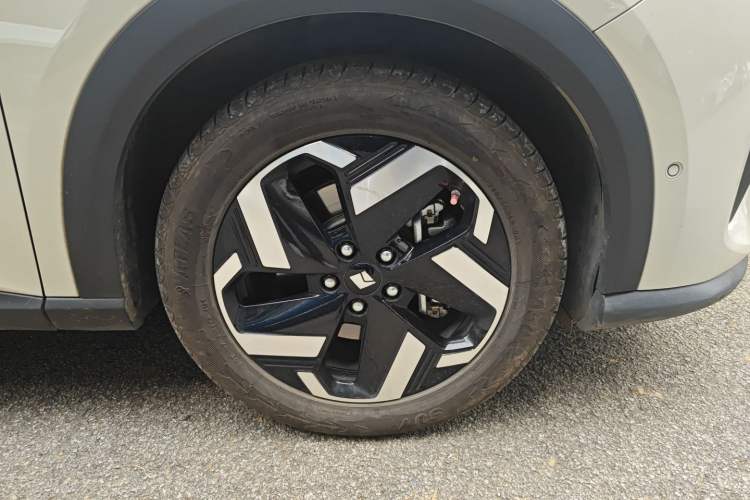 Used Baojun Yunhai 2024 140km Plug-in Hybrid Version Right Front Wheel Hub