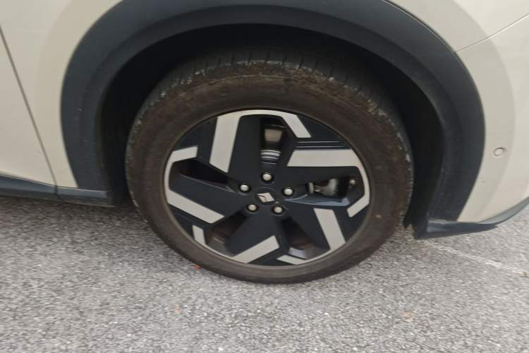 Used Baojun Yunhai 2024 600km Pure Electric Version Right Front Wheel Hub