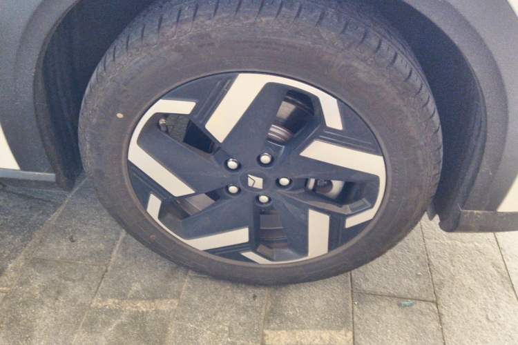 Used Baojun Yunhai 2024 140km Plug-in Hybrid Version Right Front Wheel Hub