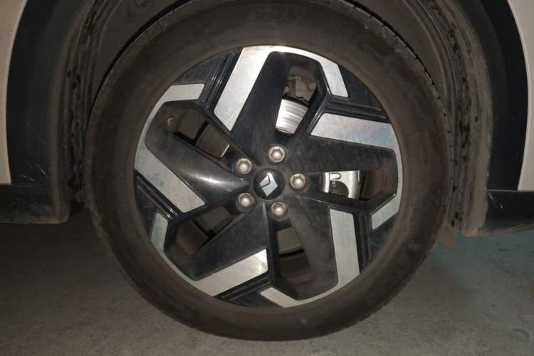 Used Baojun Yunhai 2024 140km Plug-in Hybrid Version Right Front Wheel Hub