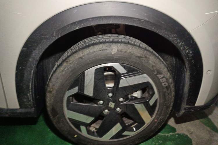 Used Baojun Yunhai 2024 500km Pure Electric Version Right Front Wheel Hub