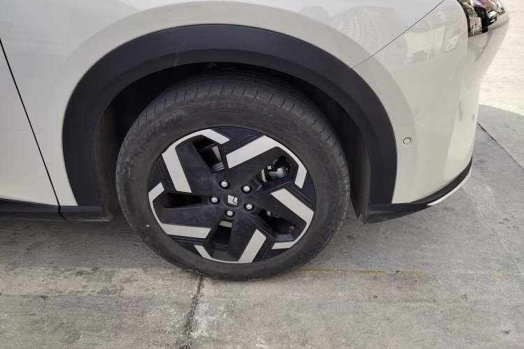 Used Baojun Yunhai 2024 600km Pure Electric Version Right Front Wheel Hub