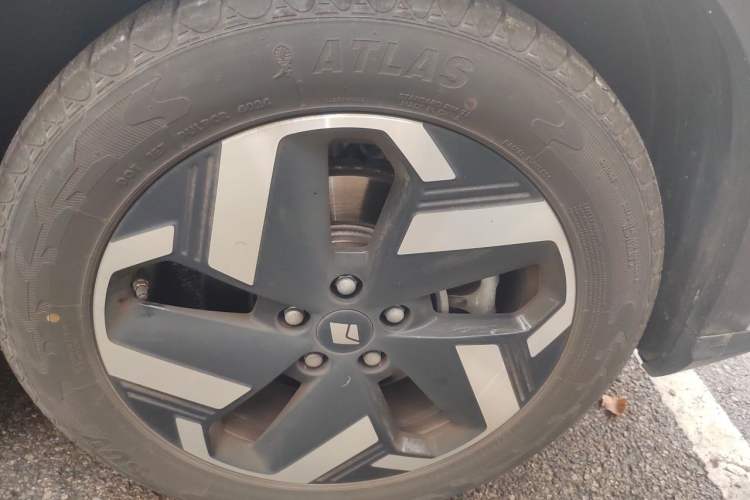 Used Baojun Yunhai 2024 600km Pure Electric Version Right Front Wheel Hub