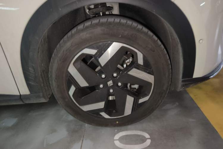 Used Baojun Yunhai 2024 600km Pure Electric Version Right Front Wheel Hub
