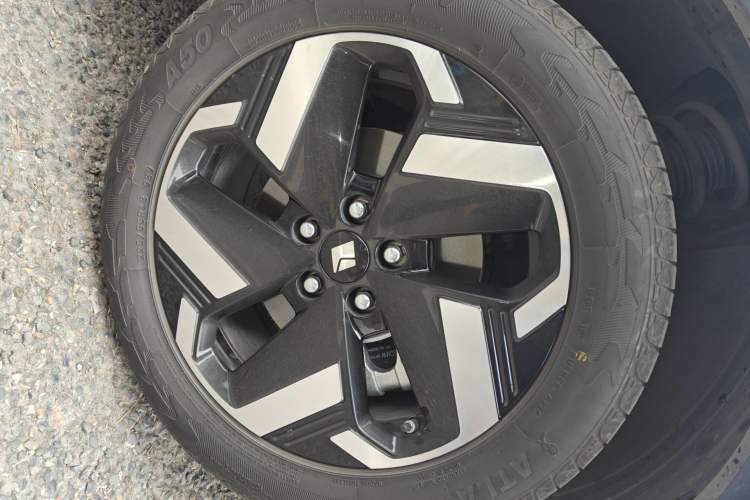 Used Baojun Yunhai 2024 500km Pure Electric Version Right Front Wheel Hub