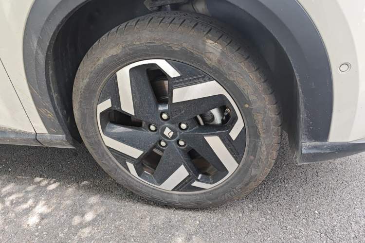 Used Baojun Yunhai 2024 600km Pure Electric Version Right Front Wheel Hub