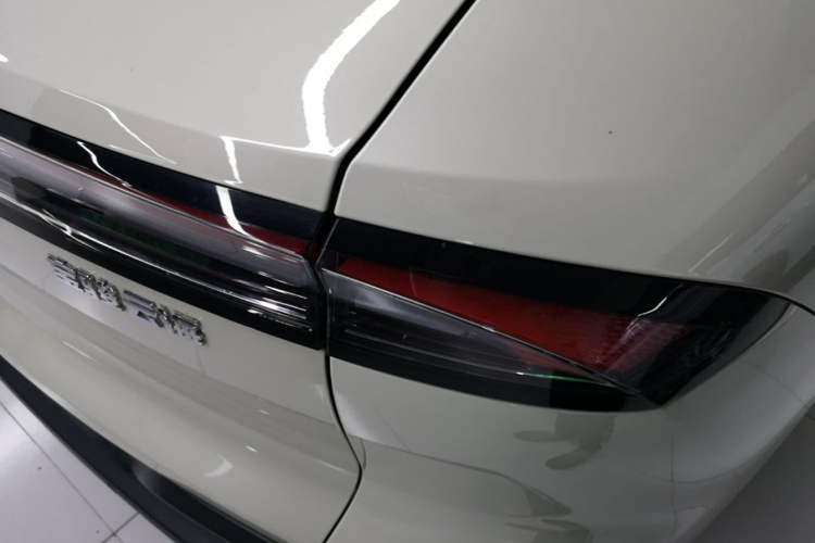 Used Baojun Yunhai 2024 140km Plug-in Hybrid Version Right Rear Taillight