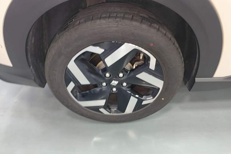 Used Baojun Yunhai 2024 140km Plug-in Hybrid Version Right Rear Wheel Hub