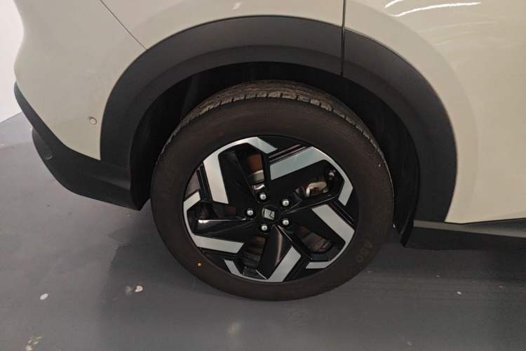 Used Baojun Yunhai 2024 140km Plug-in Hybrid Version Right Rear Wheel Hub