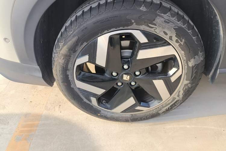 Used Baojun Yunhai 2024 600km Pure Electric Version Right Rear Wheel Hub