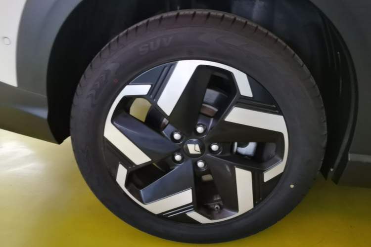 Used Baojun Yunhai 2024 140km Plug-in Hybrid Version Right Rear Wheel Hub