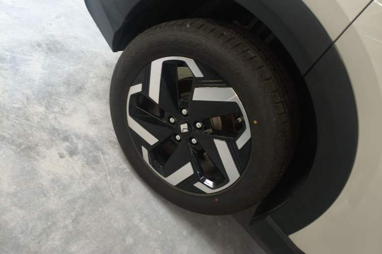 Used Baojun Yunhai 2024 140km Plug-in Hybrid Version Right Rear Wheel Hub