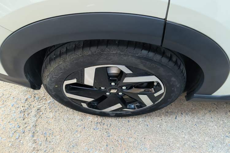 Used Baojun Yunhai 2024 600km Pure Electric Version Right Rear Wheel Hub